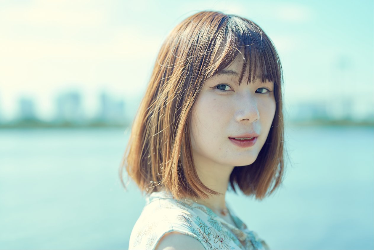 ファーストビュー：女性のモデルの写真